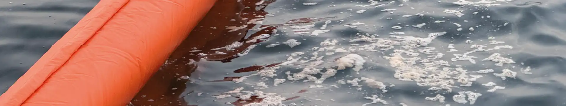 Oil spill control at hydropower dams